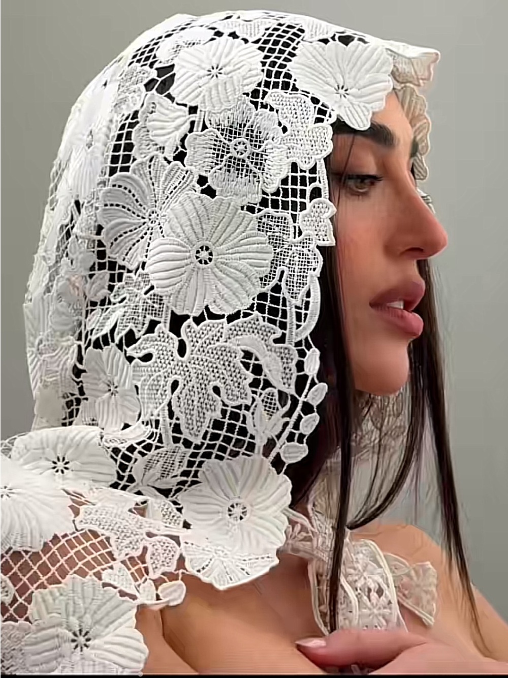 LIVIA NUNES H&M
NWT CREAM LACE HEADSCARF